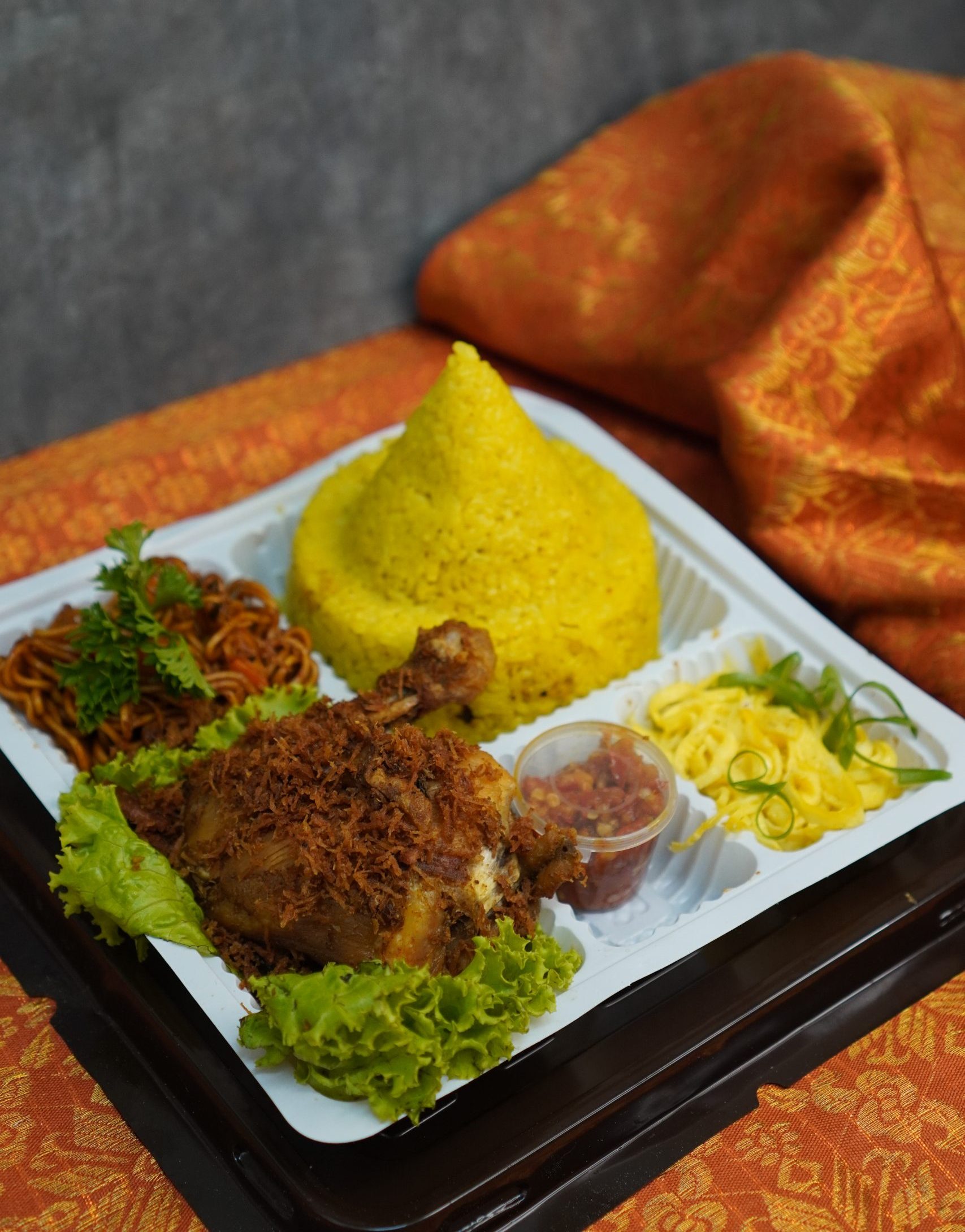 saleroku catering menyediakan solusi tumpeng mini area Tangerang Selatan dengan menu enak