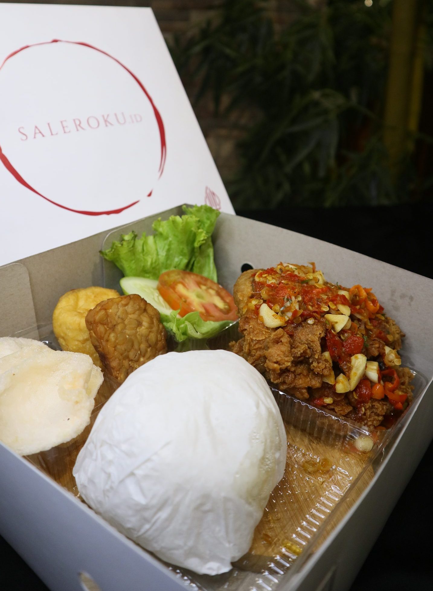 Saleroku catering menyediakan rekomendasi catering nasi box area Jakarta Barat dengan menu enak