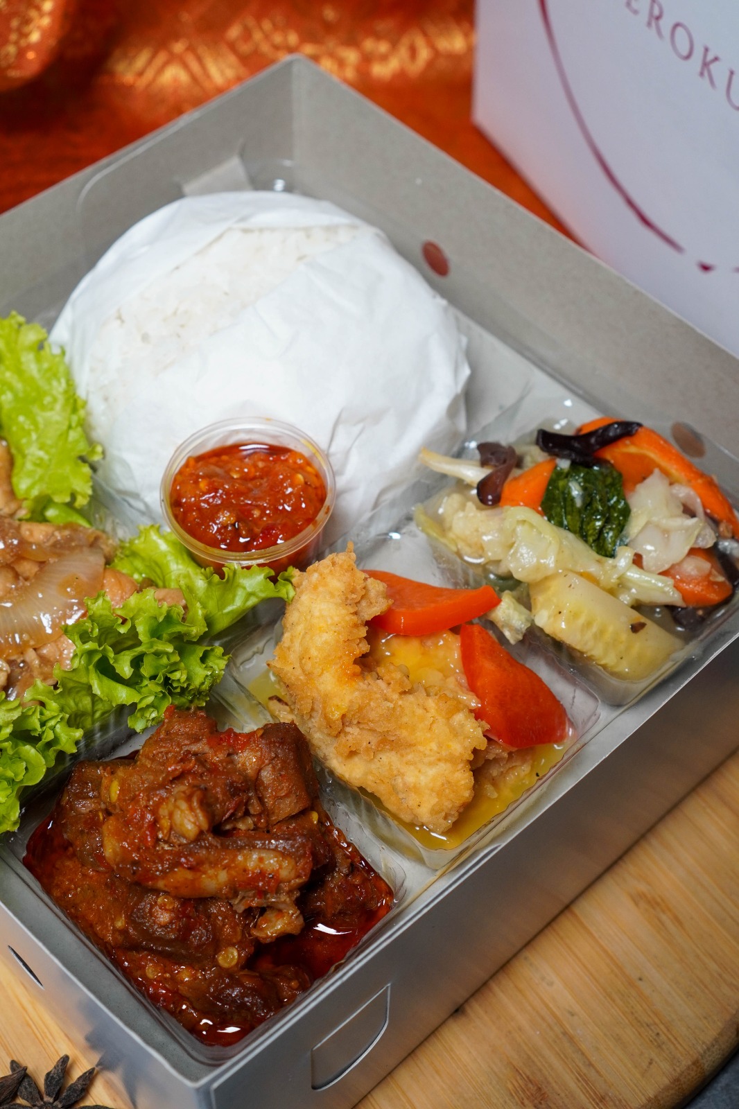 Saleroku Catering melayani nasi box area Jabodetabek. Kami memiliki nasi box dengan rasa enak
